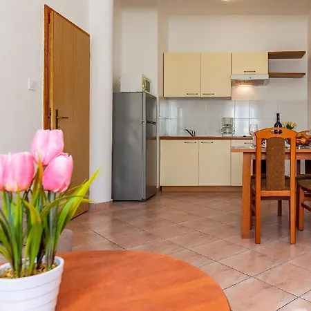 Attractive In Near Fratarski Otok Island Apartment *
