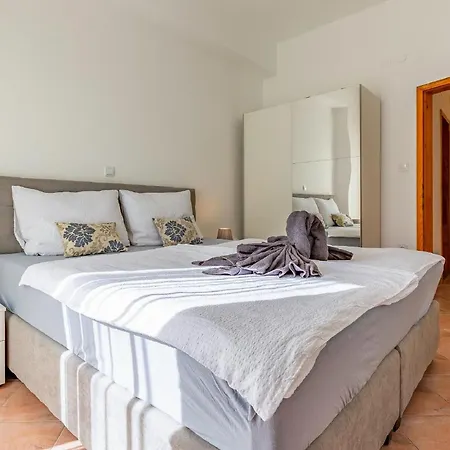 Attractive In Near Fratarski Otok Island Apartment Banjole