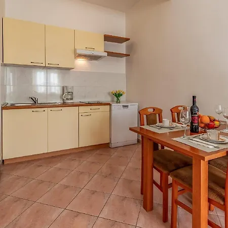 Attractive In Near Fratarski Otok Island Apartment