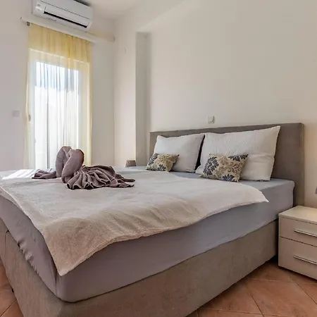 Attractive In Near Fratarski Otok Island Apartment