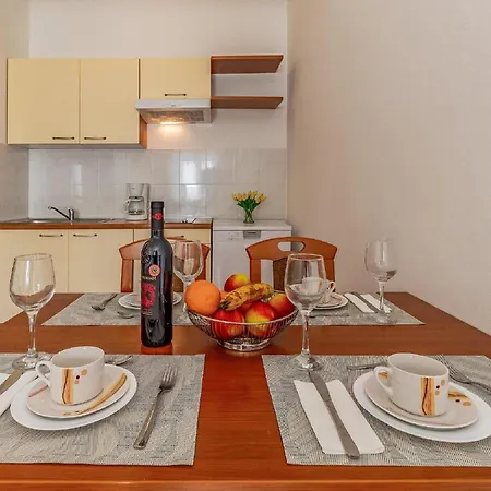 Attractive In Near Fratarski Otok Island Apartment *
