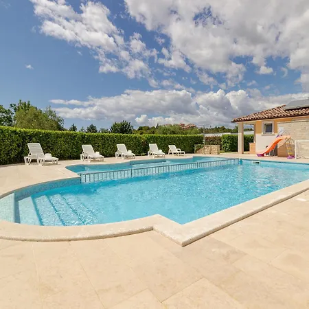 Cozy Pool Retreat *
