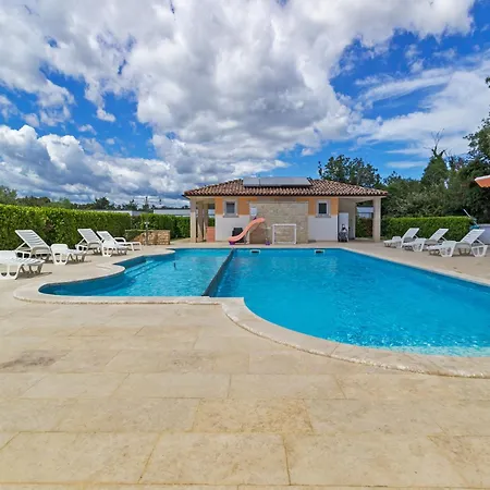 Cozy Pool Retreat Apartmán *