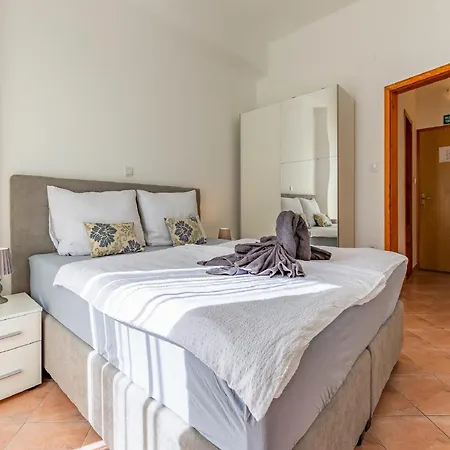 Cozy Pool Retreat Apartmán