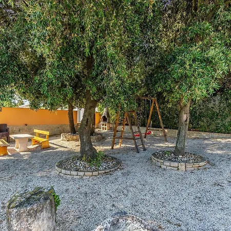Cozy Pool Retreat Banjole